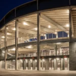 De ingang van het Guldensporenstadion met een discreet KV Kortrijk-clubanker.