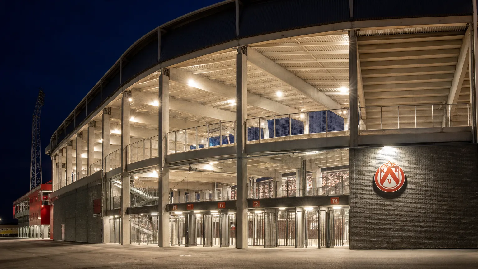 De ingang van het Guldensporenstadion met een discreet KV Kortrijk-clubanker.
