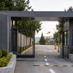 Ingang van het jeugdcomplex van Fenerbahçe tijdens een bezoek van een jonge speler.