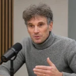 Peter Vandenbempt spreekt tijdens een rustig mediamoment in een interviewruimte.