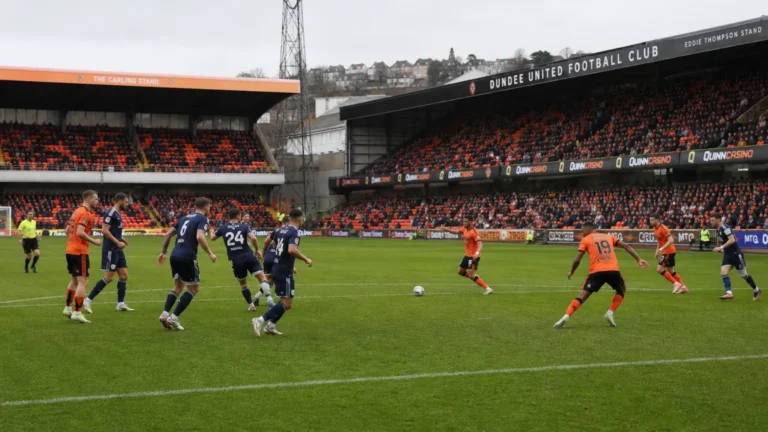 Brede wedstrijdfoto van Dundee United-spelers op het veld.