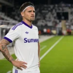 Adriano Bertaccini van RSC Anderlecht staat langs de rand van het veld.