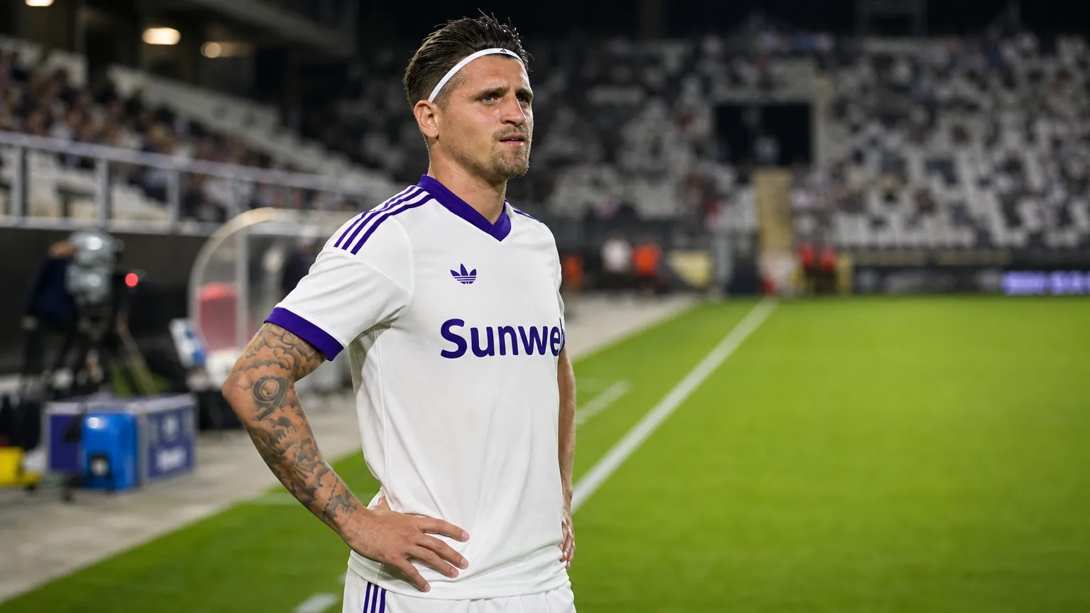 Adriano Bertaccini van RSC Anderlecht staat langs de rand van het veld.
