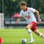 Andreas Verstraeten tijdens een oefening met bal op een trainingsveld.
