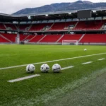 Een lege zijlijn in een Zwitsers voetbalstadion voor de aftrap.