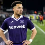 Mario Stroeykens van Anderlecht staat aandachtig aan de rand van een voetbalveld.