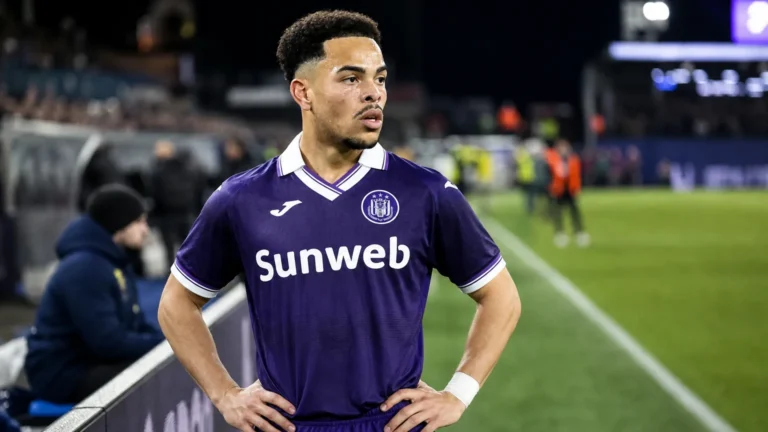Mario Stroeykens van Anderlecht staat aandachtig aan de rand van een voetbalveld.