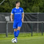 Jarne Steuckers tijdens een individuele oefening op het trainingsveld van KRC Genk.