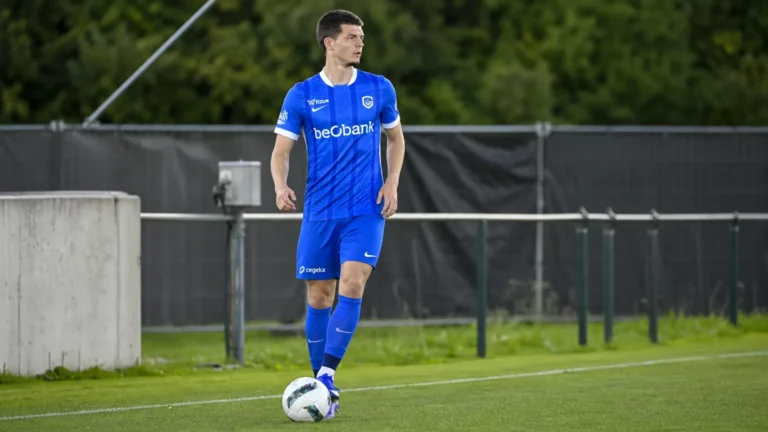 Jarne Steuckers tijdens een individuele oefening op het trainingsveld van KRC Genk.