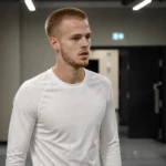 Arthur Vermeeren in neutrale sportkleding in de mixed zone van een stadion.