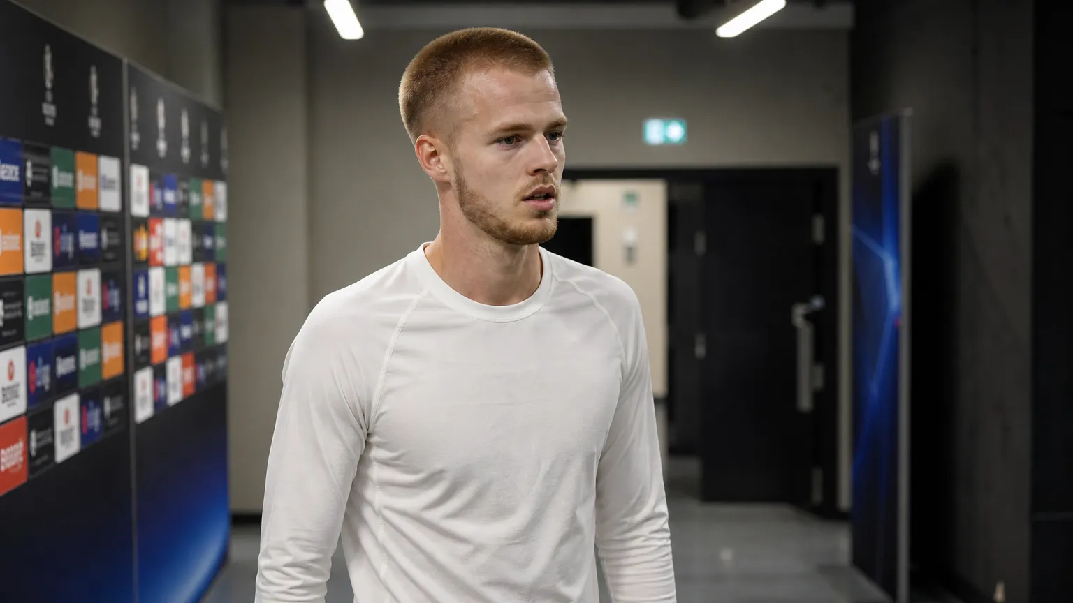 Arthur Vermeeren in neutrale sportkleding in de mixed zone van een stadion.