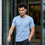 Zakaria El Ouahdi verlaat een medisch centrum in neutrale sportkleding.