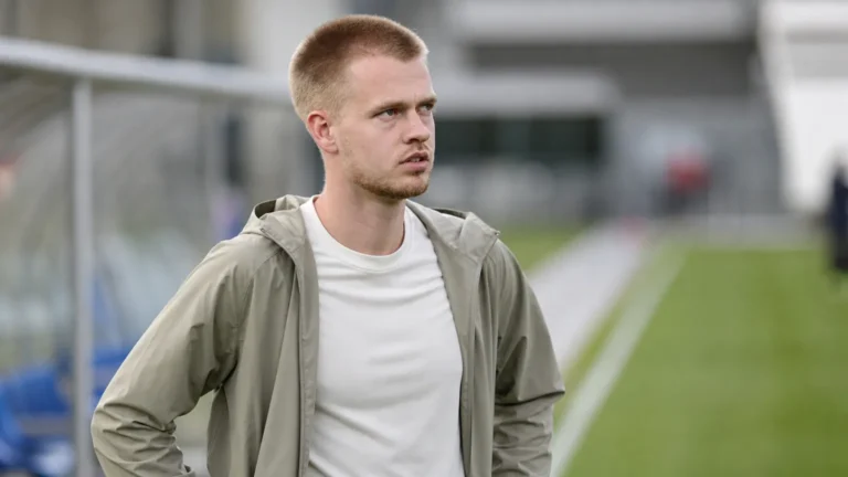 Arthur Vermeeren in neutrale sportkleding naast een trainingsveld.