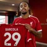 Bradley Barcola poseert met een Liverpool-shirt met rugnummer 29 tijdens zijn voorstelling.