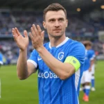 Bryan Heynen applaudisseert de supporters op het veld voor een oefenwedstrijd van KRC Genk.