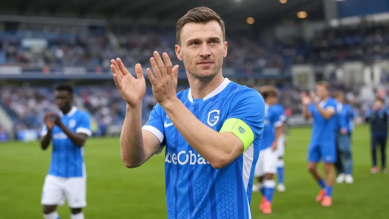 Bryan Heynen applaudisseert de supporters op het veld voor een oefenwedstrijd van KRC Genk.