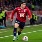Matias Fernandez-Pardo dribbelt met de bal in het rode tenue van Lille OSC.