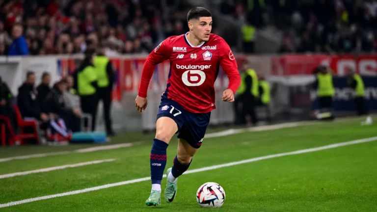 Matias Fernandez-Pardo dribbelt met de bal in het rode tenue van Lille OSC.