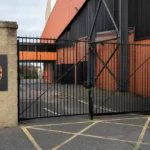 De operationele ingang van Tannadice Park met een discreet Dundee United-clubanker.