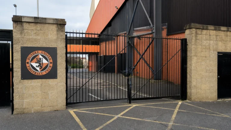 De operationele ingang van Tannadice Park met een discreet Dundee United-clubanker.