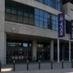 Ingang van het Lotto Park met een discreet RSC Anderlecht-clubembleem.