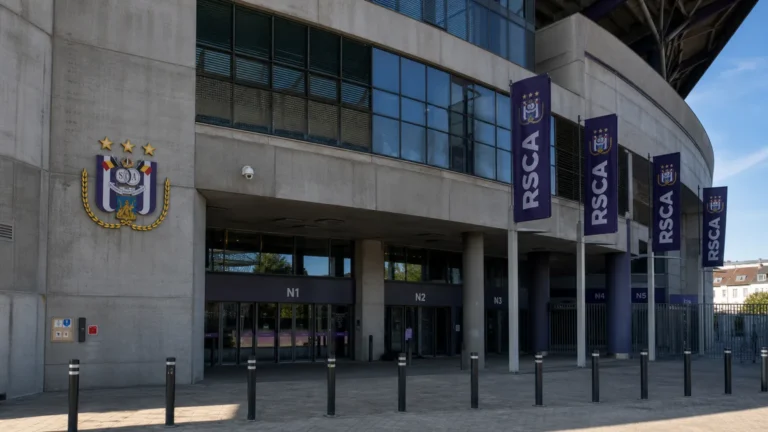 Ingang van het Lotto Park met een discreet RSC Anderlecht-clubembleem.