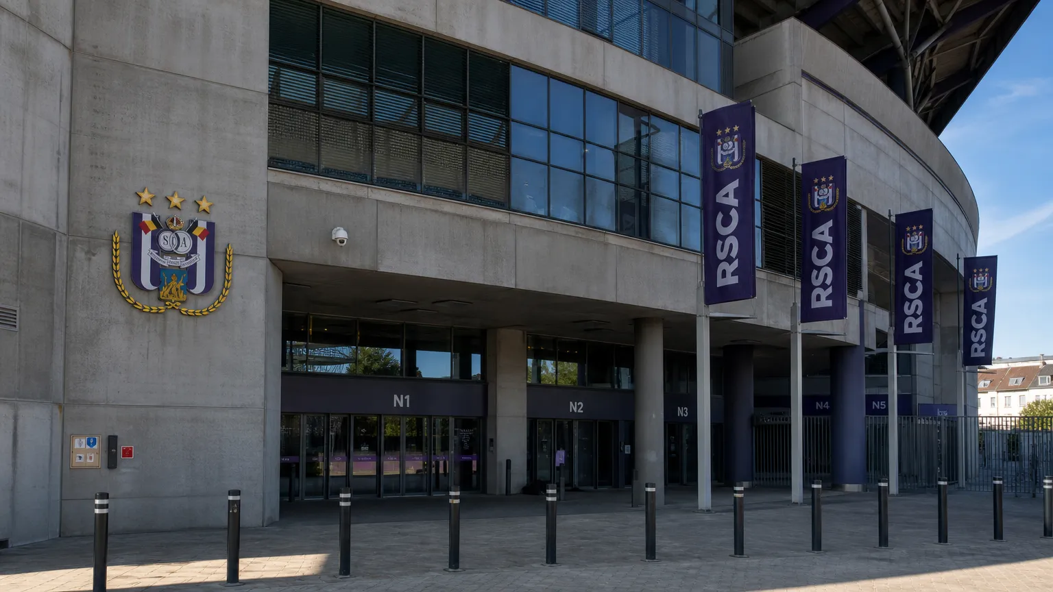 Ingang van het Lotto Park met een discreet RSC Anderlecht-clubembleem.