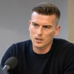 Jonathan Lardot spreekt in een neutrale interviewruimte over een arbitrale beslissing.