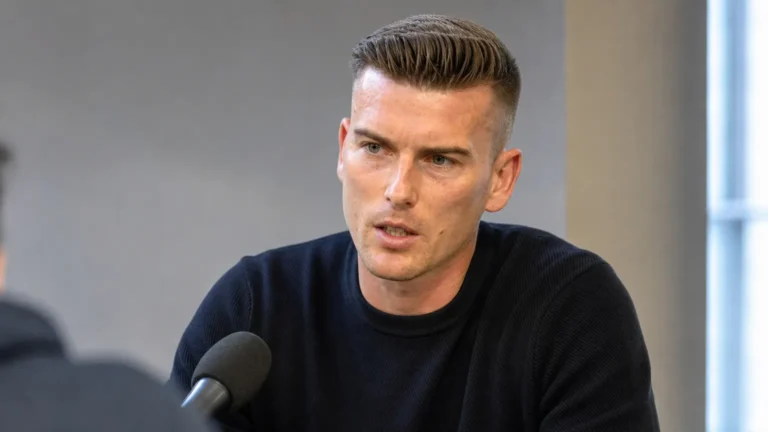 Jonathan Lardot spreekt in een neutrale interviewruimte over een arbitrale beslissing.