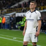Nicolo Tresoldi van Club Brugge staat na de wedstrijd aan de zijlijn.