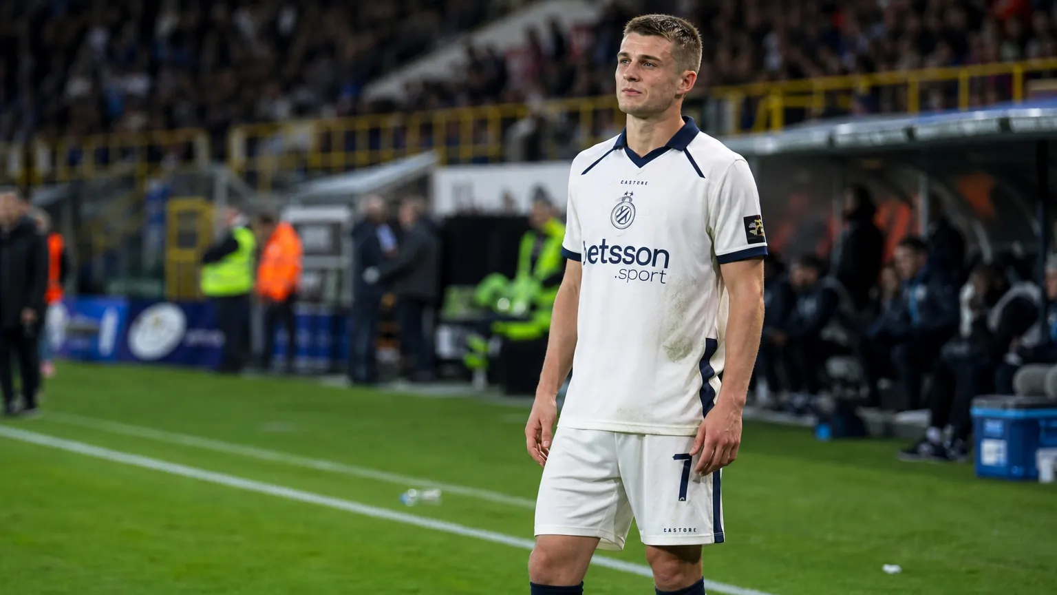 Nicolo Tresoldi van Club Brugge staat na de wedstrijd aan de zijlijn.