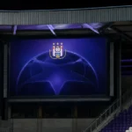 Een verlicht bord in het Lotto Park met het embleem van RSC Anderlecht tijdens een Europese voetbalavond.