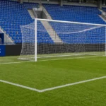 Leeg doelgebied in de Cegeka Arena met een discreet bord van KRC Genk.