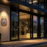De ingang van de clubkantoren van RSC Anderlecht aan het Lotto Park bij valavond.