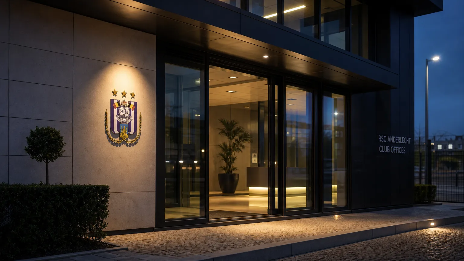 De ingang van de clubkantoren van RSC Anderlecht aan het Lotto Park bij valavond.