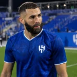 Karim Benzema in het blauwe tenue van Al Hilal op het veld na een wedstrijd.