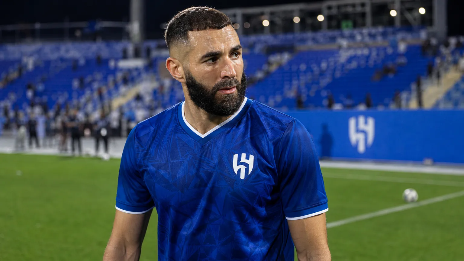 Karim Benzema in het blauwe tenue van Al Hilal op het veld na een wedstrijd.