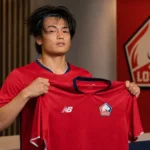 Ayase Ueda poseert met het shirt van Lille OSC tijdens zijn officiële voorstelling.