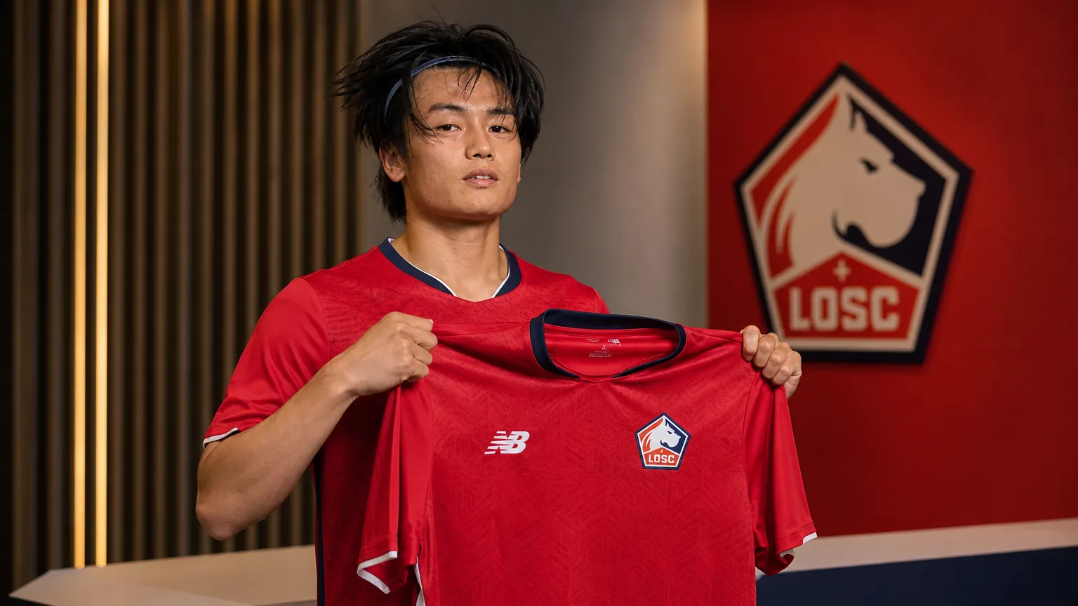 Ayase Ueda poseert met het shirt van Lille OSC tijdens zijn officiƫle voorstelling.