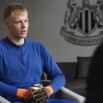Lukas Hornicek spreekt tijdens een interview in een Newcastle-omgeving.