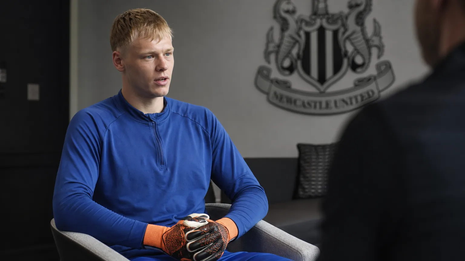 Lukas Hornicek spreekt tijdens een interview in een Newcastle-omgeving.