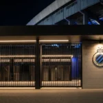 De ingang van het stadion van Club Brugge met een discreet clubbord.