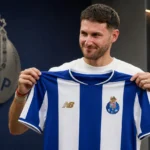 Santiago Giménez poseert met het shirt van FC Porto tijdens zijn officiële voorstelling.