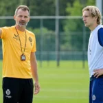Romeo Vermant luistert op het trainingsveld naar een coach van Club Brugge.