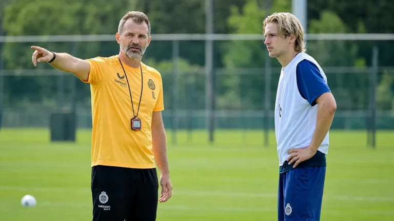 Romeo Vermant luistert op het trainingsveld naar een coach van Club Brugge.
