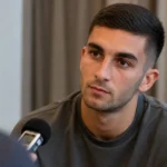Ferran Torres tijdens een rustig media-interview in neutrale kleding.