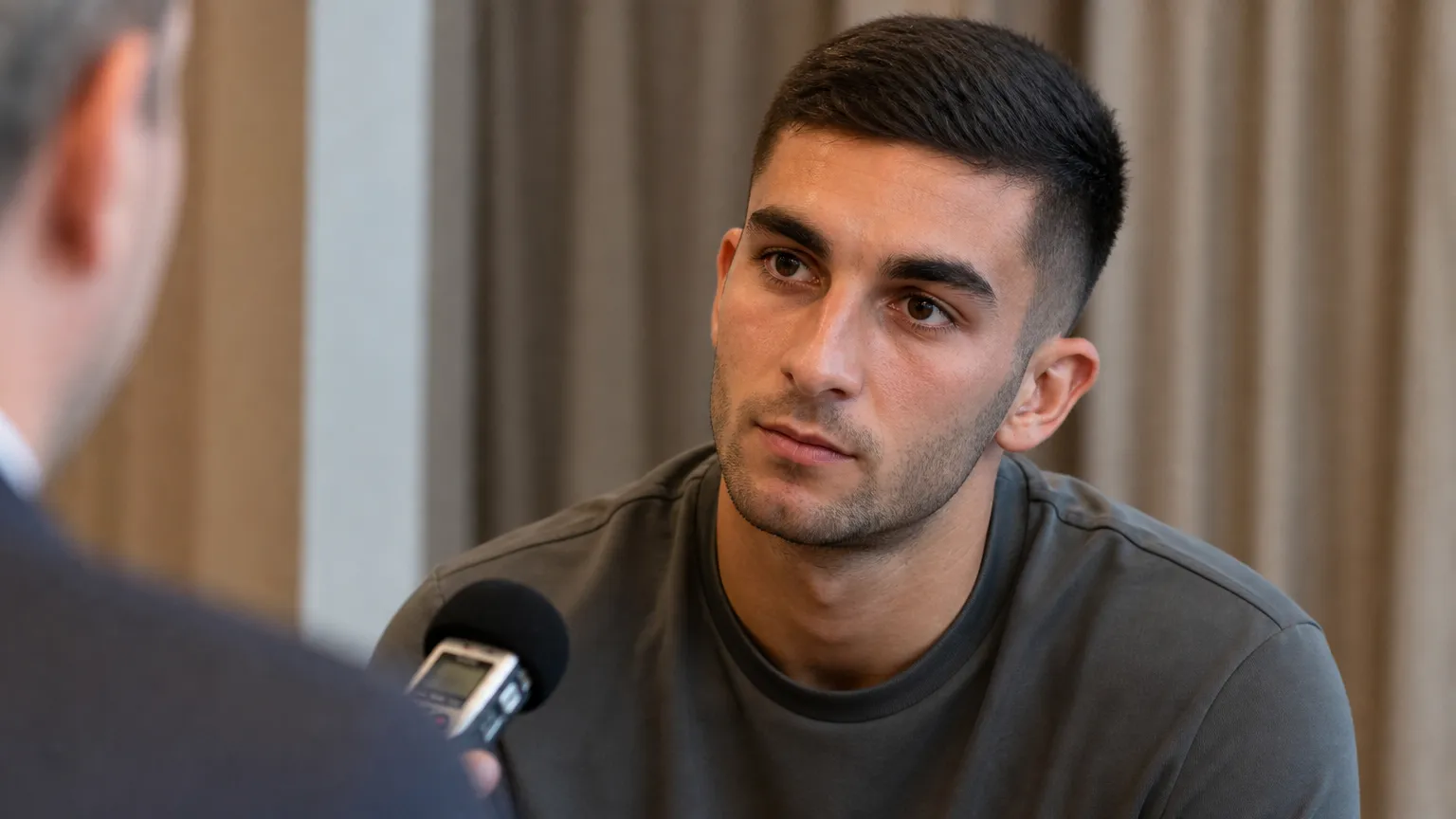 Ferran Torres tijdens een rustig media-interview in neutrale kleding.