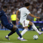 Anonieme spelers van PSG en Aston Villa in duel tijdens een Europese wedstrijd.