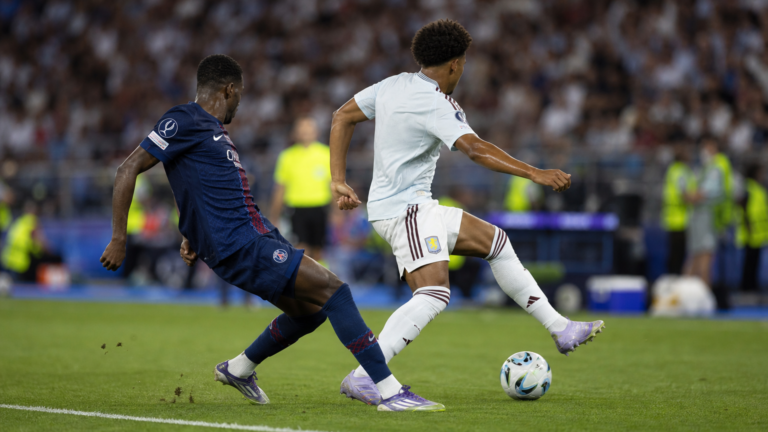 Anonieme spelers van PSG en Aston Villa in duel tijdens een Europese wedstrijd.