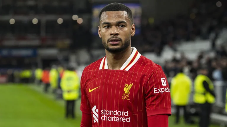 Cody Gakpo in Liverpool-tenue aan de rand van een verlicht voetbalveld.